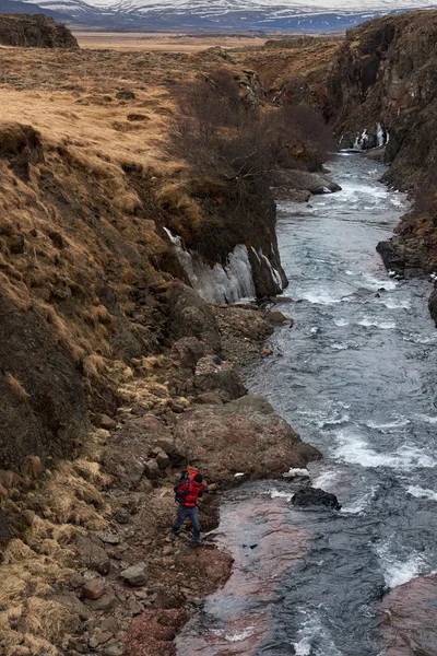 Randonneur homme tente traversée de la rivière glacée — Photo