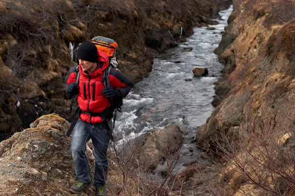 Aventure homme randonnée en terrain accidenté — Photo