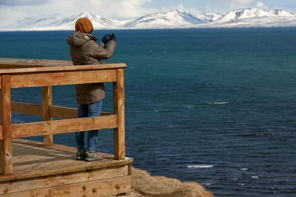 Турист фотографирует побережье — стоковое фото