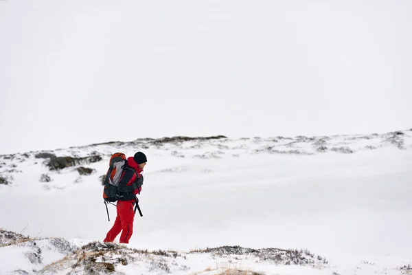 Homme randonnée dans la neige — Photo