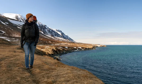 女人在冰岛徒步旅行 — 图库照片