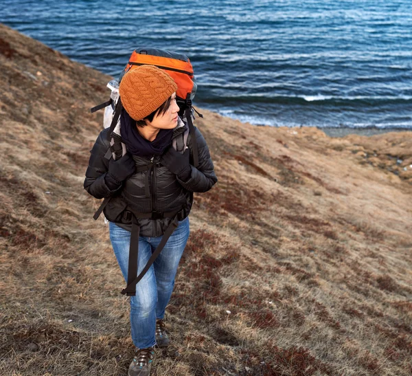 Kvinna på vandring i Island — Stockfoto