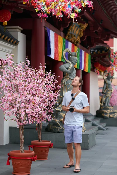 Turist utanför kinesiska templet — Stockfoto