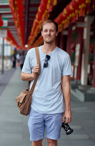 Tourist by chinese temple — Stock Photo, Image