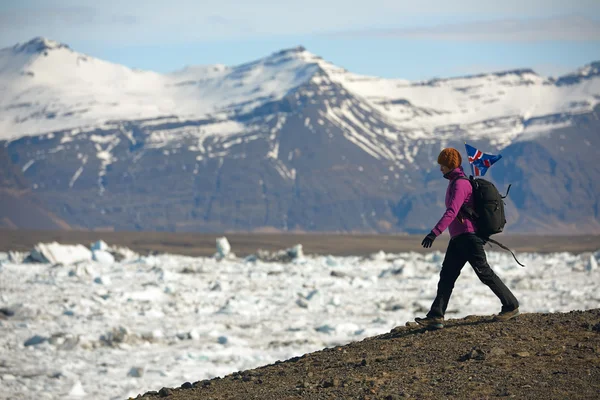Žena cestovatele, turistika kolem Jokulsarlon ledovcová laguna — Stock fotografie