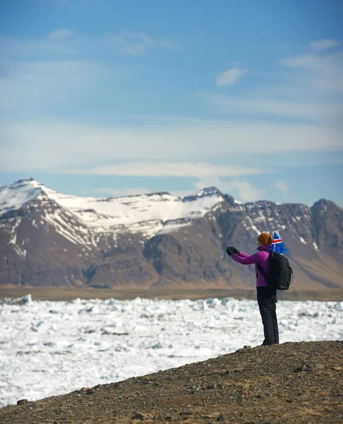 Island turistům na ledovec lagoon — Stock fotografie
