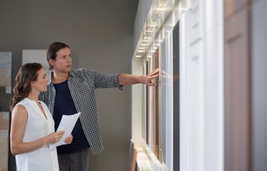 Çift dolapları modern mutfak mağazasında seçme