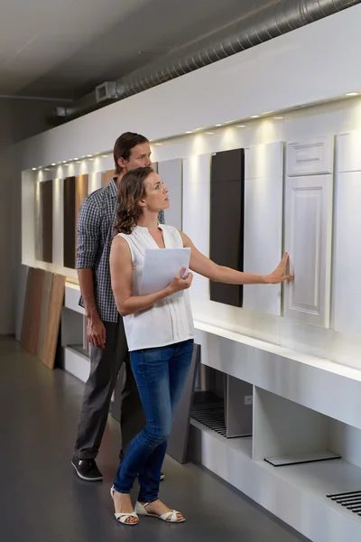 Pareja caminando a través de la cocina moderna showroom l — Foto de Stock