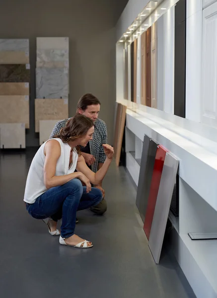 Couple discusses their dream kitchen — Stock Photo, Image