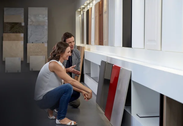 Pareja examinando diferentes materiales y muestras —  Fotos de Stock