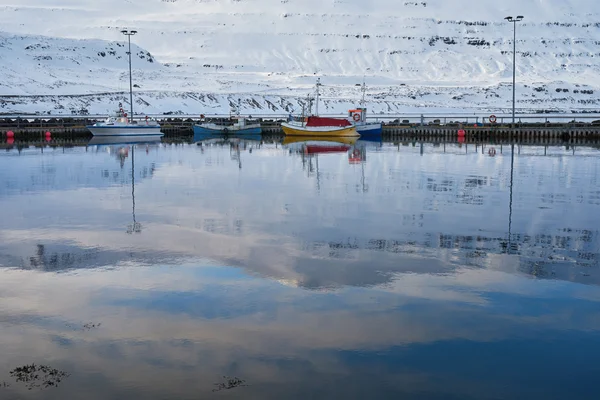 Båtar förtöjd vid kajen bryggan — Stockfoto