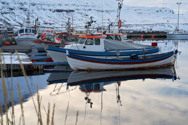 Fiskebåtar förtöjd vid kajen bryggan — Stockfoto