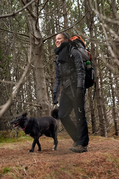 Wanderin mit Hund beim Gassigehen — Stockfoto