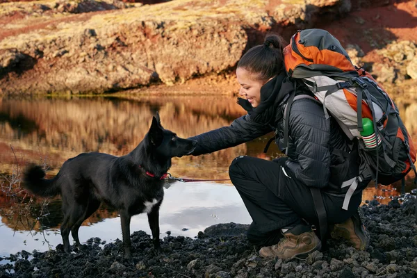 Femme donnant animal chien affection — Photo