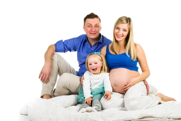 Mãe grávida, pai e filha pré-escolar em branco — Fotografia de Stock