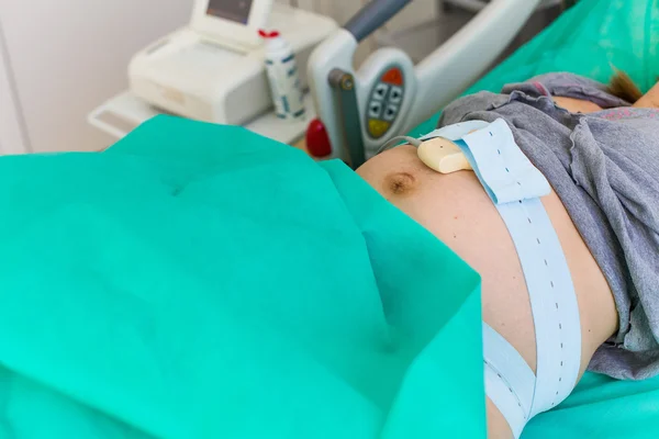 Žena přímo před porodem v nemocnici — Stock fotografie