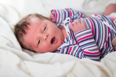 Yeni doğan beyaz kız