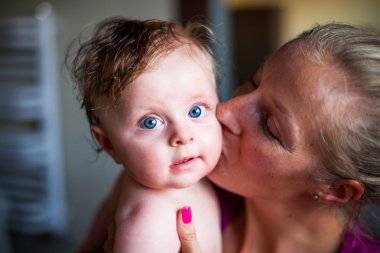 Yeni doğmuş bebek ile anne