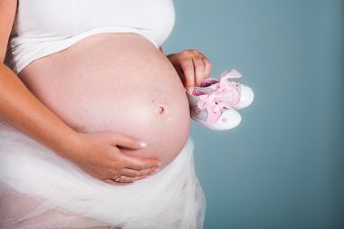 hamile sarışın kadın