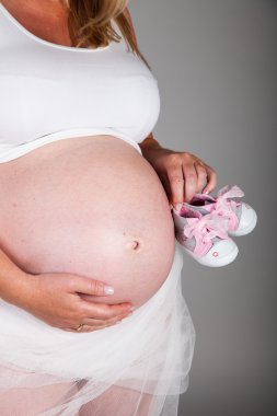 hamile sarışın kadın