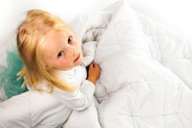 mutlu ve sevimli okul öncesi sarışın kız