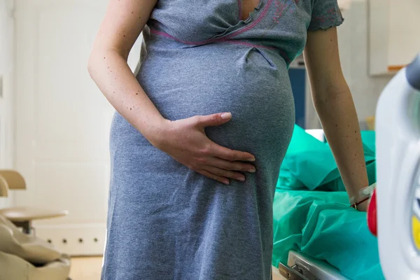 Woman right before giving birth in hospital — Stock Photo, Image