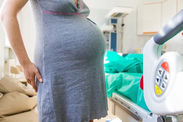 Woman right before giving birth in hospital — Stock Photo, Image
