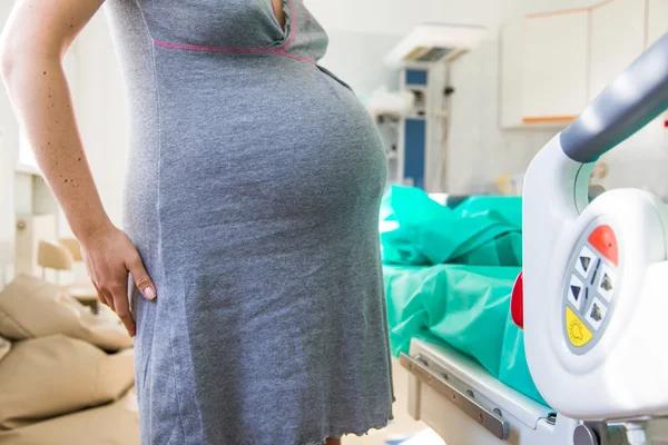 Femme juste avant l'accouchement à l'hôpital — Photo