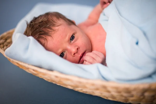 Nyfödda kaukasiska flicka — Stockfoto