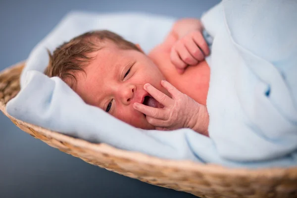 Neonato caucasico ragazza — Foto Stock