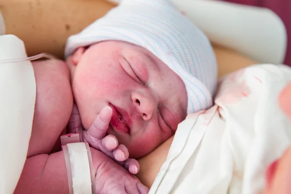 Новорожденная кавказка — стоковое фото