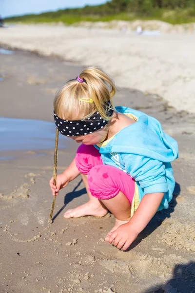 Baby preschool meisje spelen buiten — Stockfoto