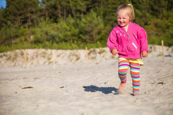 Baby preschool meisje spelen buiten — Stockfoto