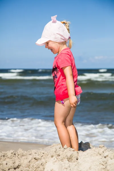 Baby preschool meisje spelen buiten — Stockfoto