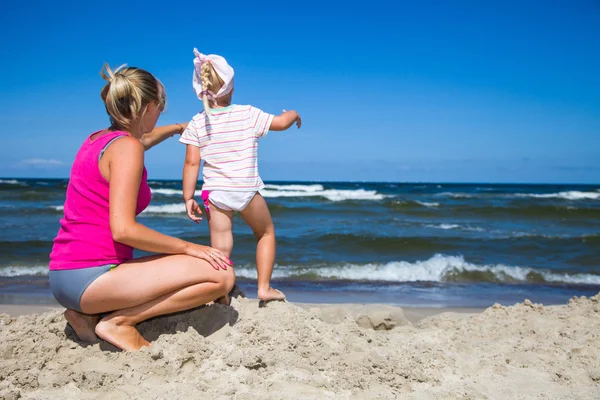 Baby preschool meisje spelen buiten — Stockfoto