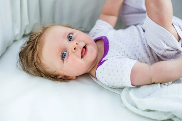 Carino neonato ragazza — Foto Stock