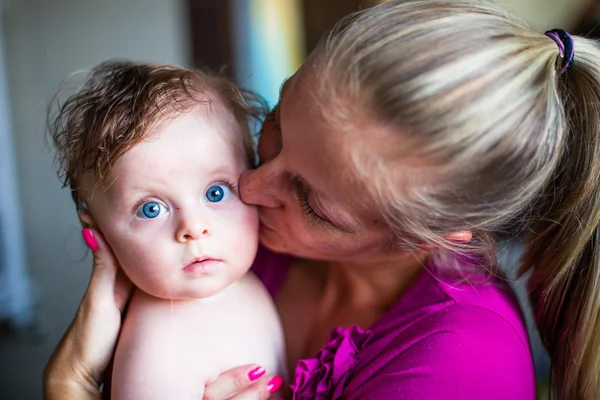 Mutter mit Neugeborenem — Stockfoto