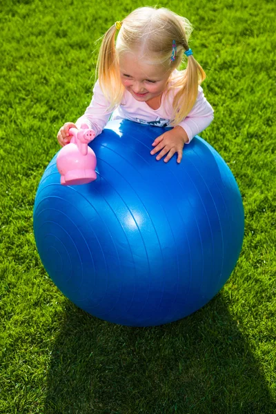 Menina pré-escolar infantil jogando ao ar livre — Fotografia de Stock