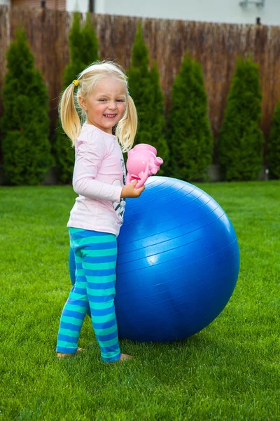 Bebé niña preescolar jugando al aire libre — Foto de Stock