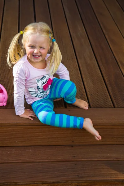 Baby preschool meisje spelen buiten — Stockfoto