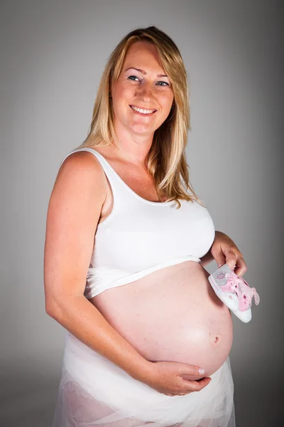 Femme blonde enceinte — Photo