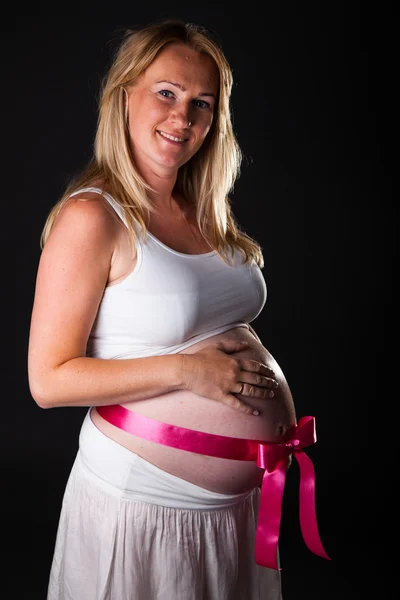 Femme blonde enceinte — Photo