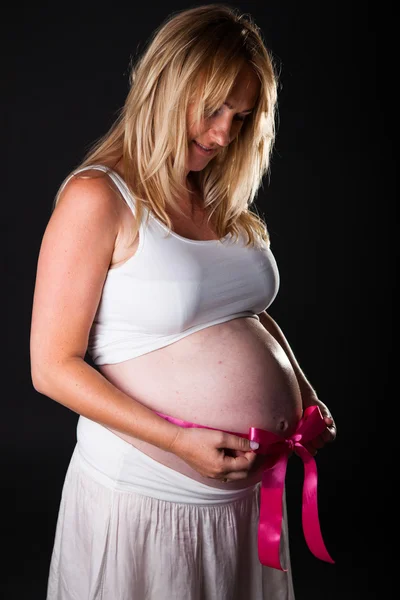 Femme blonde enceinte — Photo