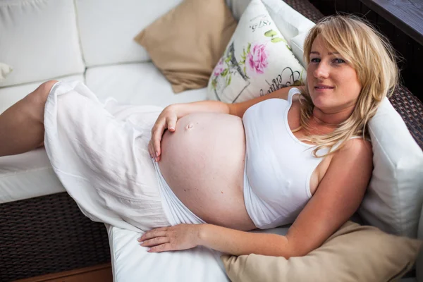 Mujer rubia embarazada — Foto de Stock