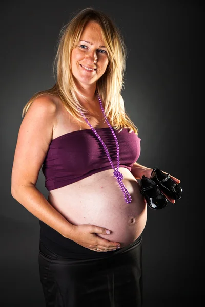 Schwangere blonde Frau — Stockfoto