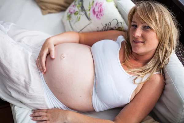 Mujer rubia embarazada — Foto de Stock