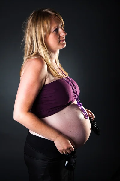 Gravid blond kvinne – stockfoto