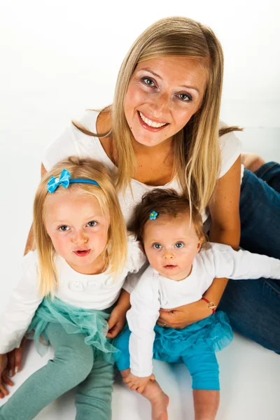 Moeder met twee jonge dochters — Stockfoto