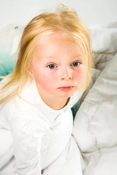 Roztomilý a šťastný předškolní blondýnka — Stock fotografie
