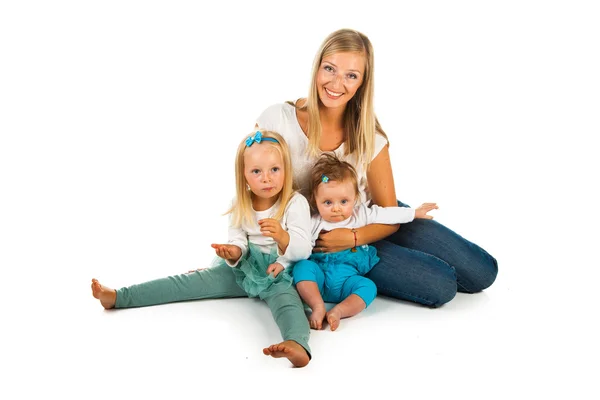 Madre con due figlie: prescolare e neonata Immagine Stock